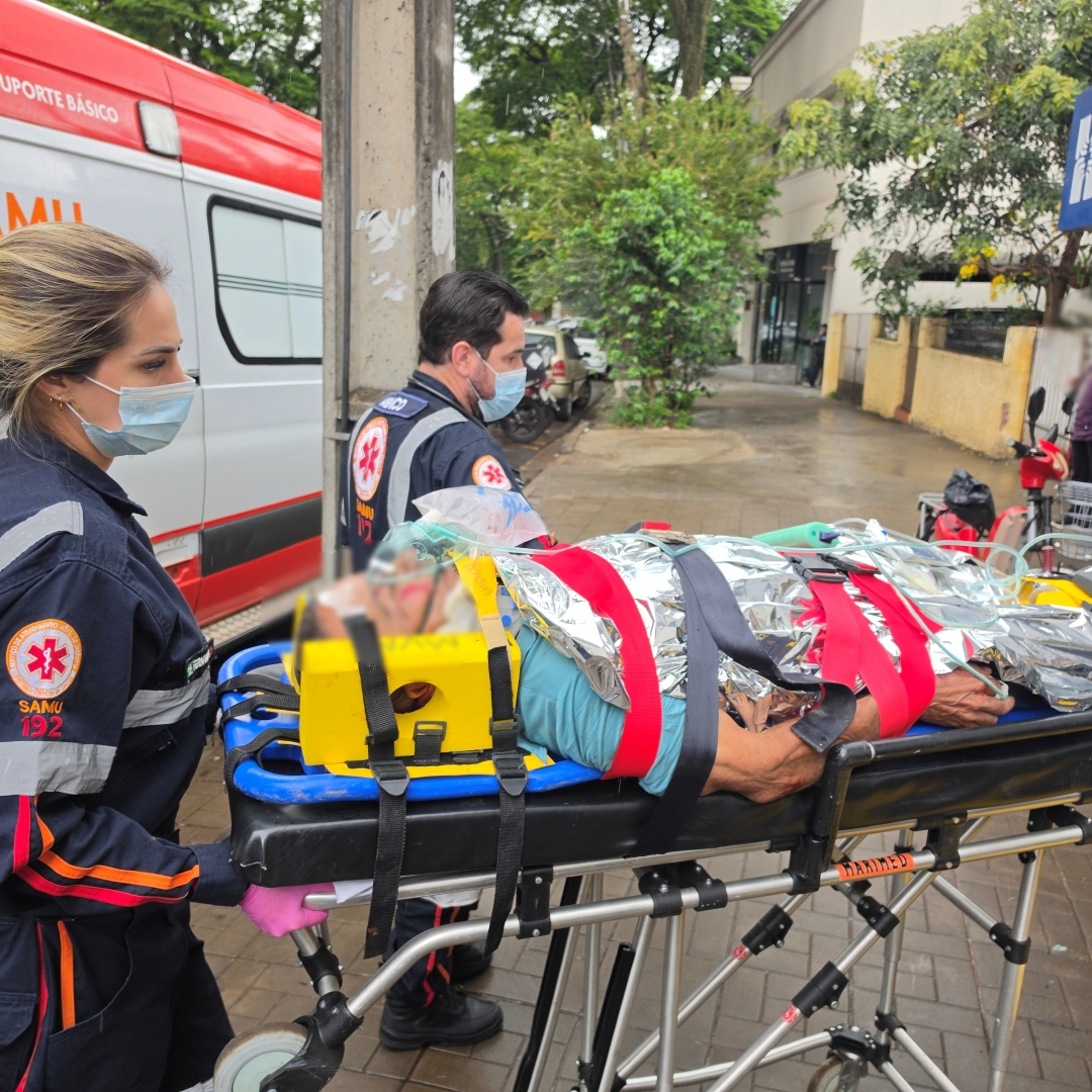 Ciclista é arremessado e bate a cabeça no asfalto após ser atropelado por carro em Sarandi