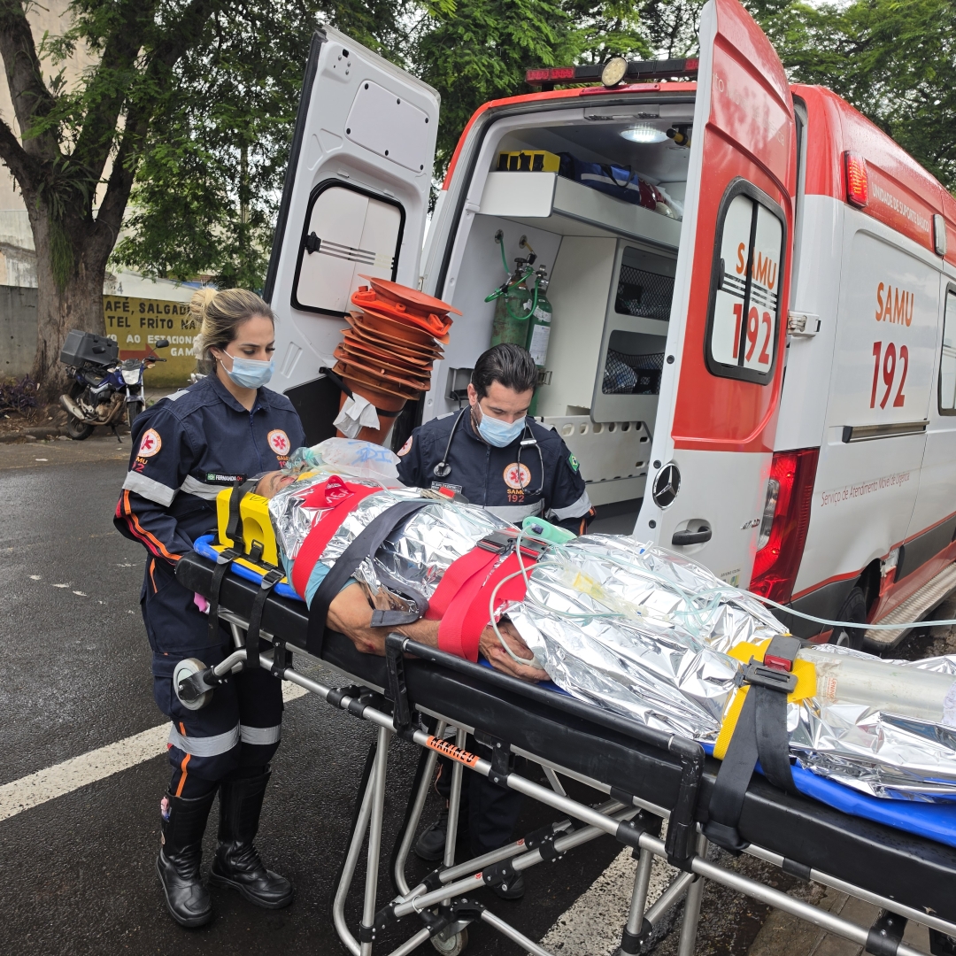 Ciclista é arremessado e bate a cabeça no asfalto após ser atropelado por carro em Sarandi