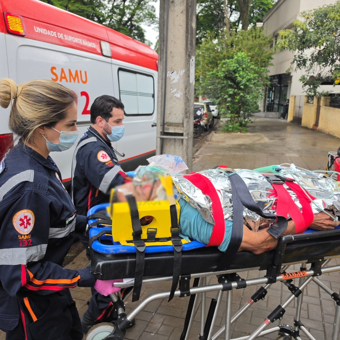 Ciclista é arremessado e bate a cabeça no asfalto após ser atropelado por carro em Sarandi