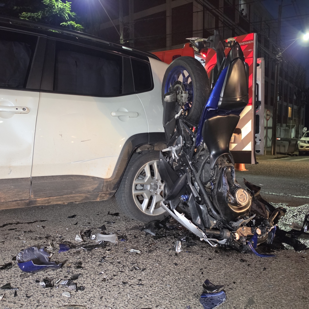 Violenta batida entre moto e Jeep deixa duas pessoas em estado grave na Avenida Humaitá