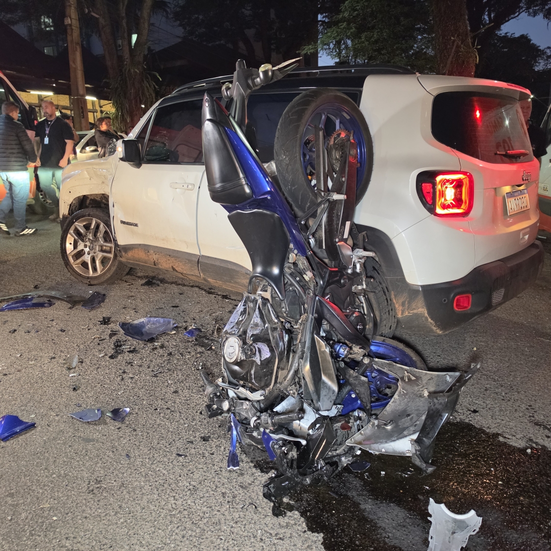Violenta batida entre moto e Jeep deixa duas pessoas em estado grave na Avenida Humaitá