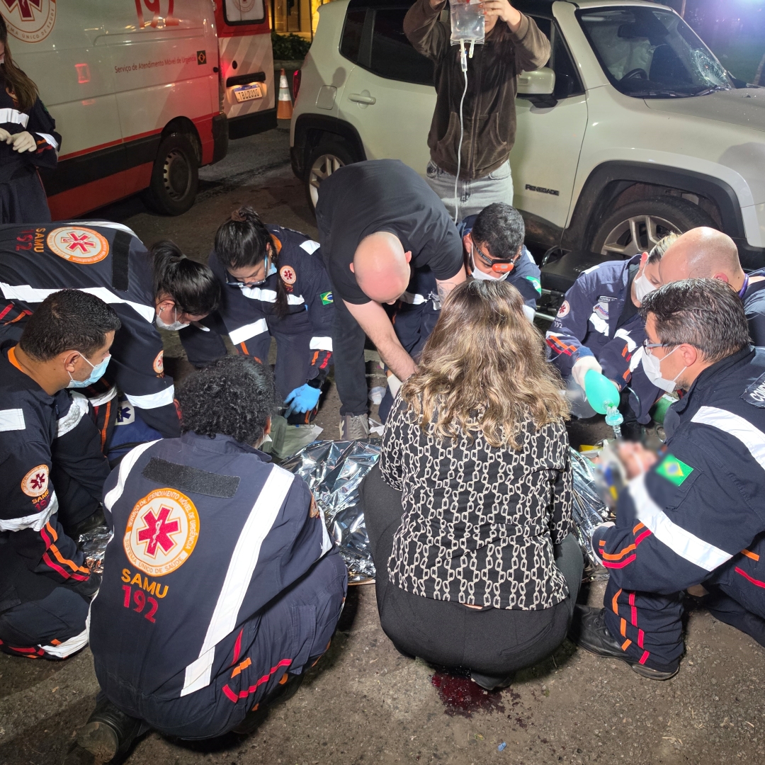 Violenta batida entre moto e Jeep deixa duas pessoas em estado grave na Avenida Humaitá