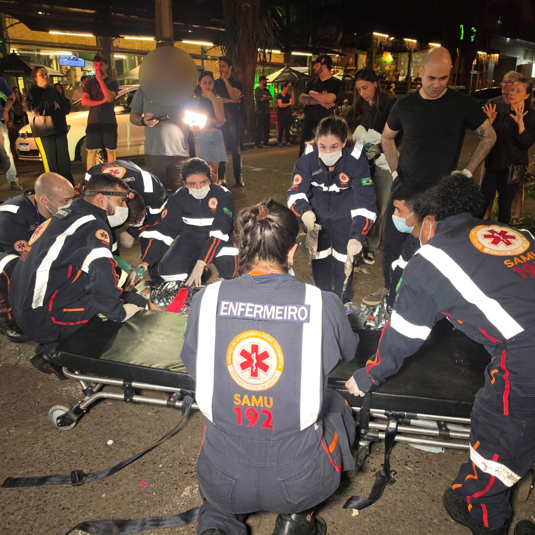 Violenta batida entre moto e Jeep deixa duas pessoas em estado grave na Avenida Humaitá