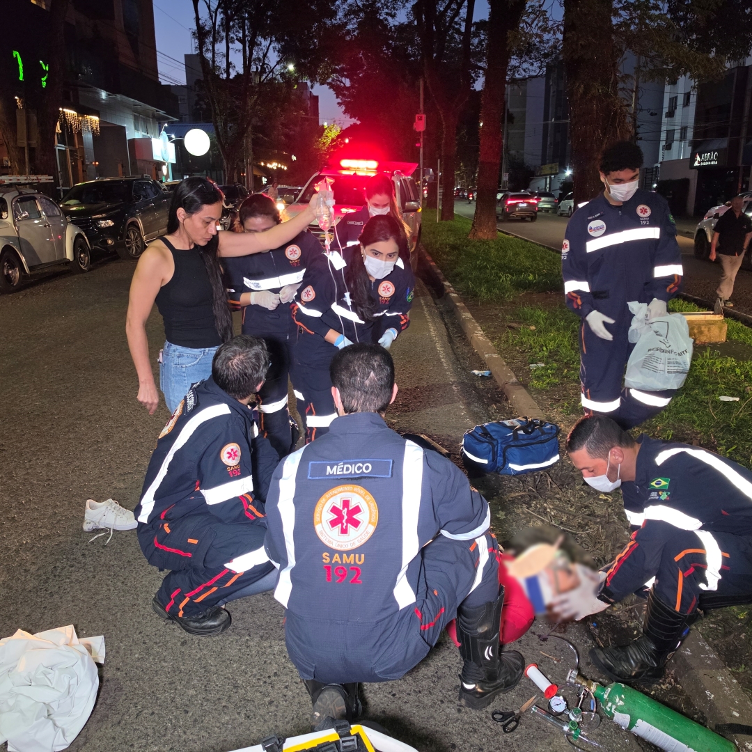 Violenta batida entre moto e Jeep deixa duas pessoas em estado grave na Avenida Humaitá