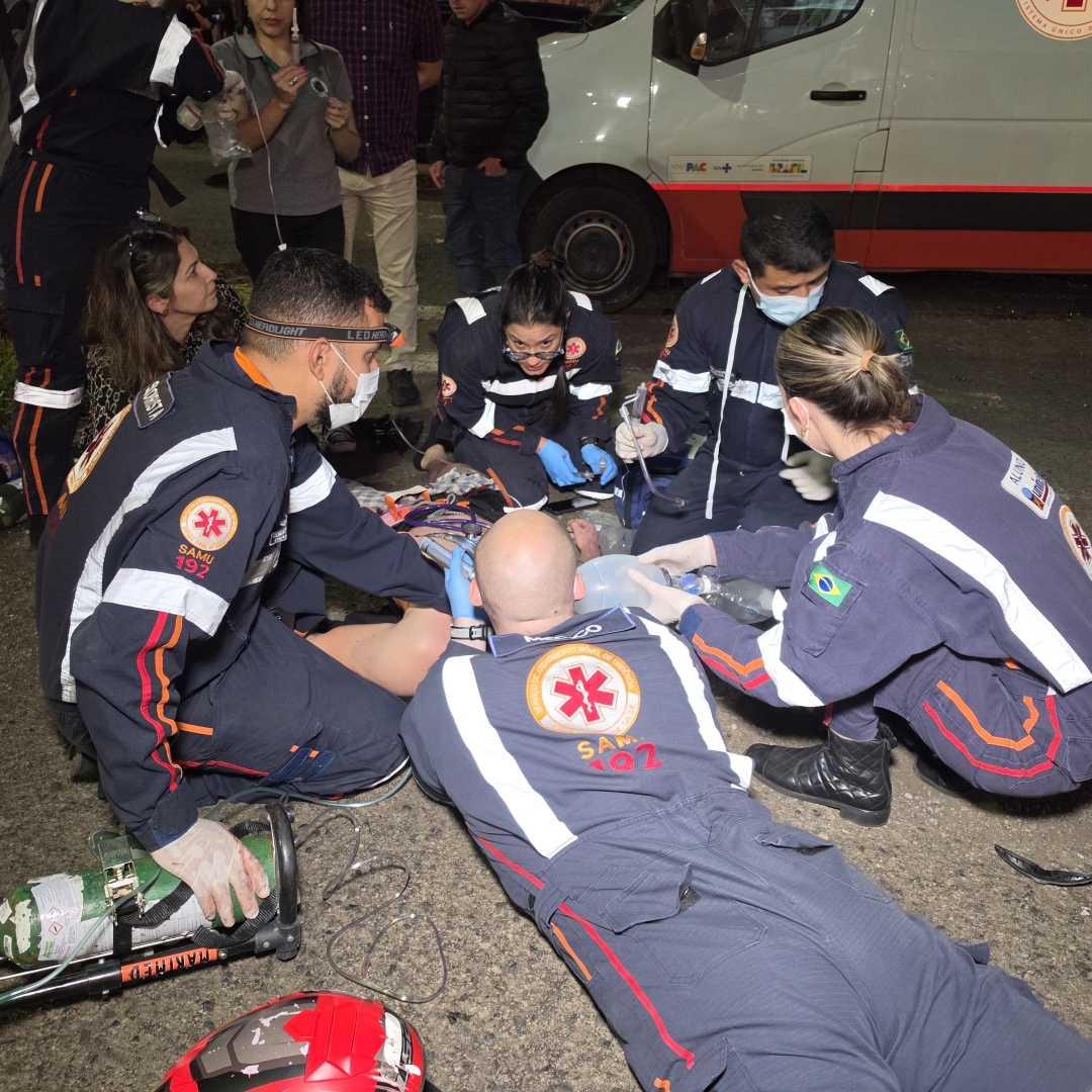 Violenta batida entre moto e Jeep deixa duas pessoas em estado grave na Avenida Humaitá