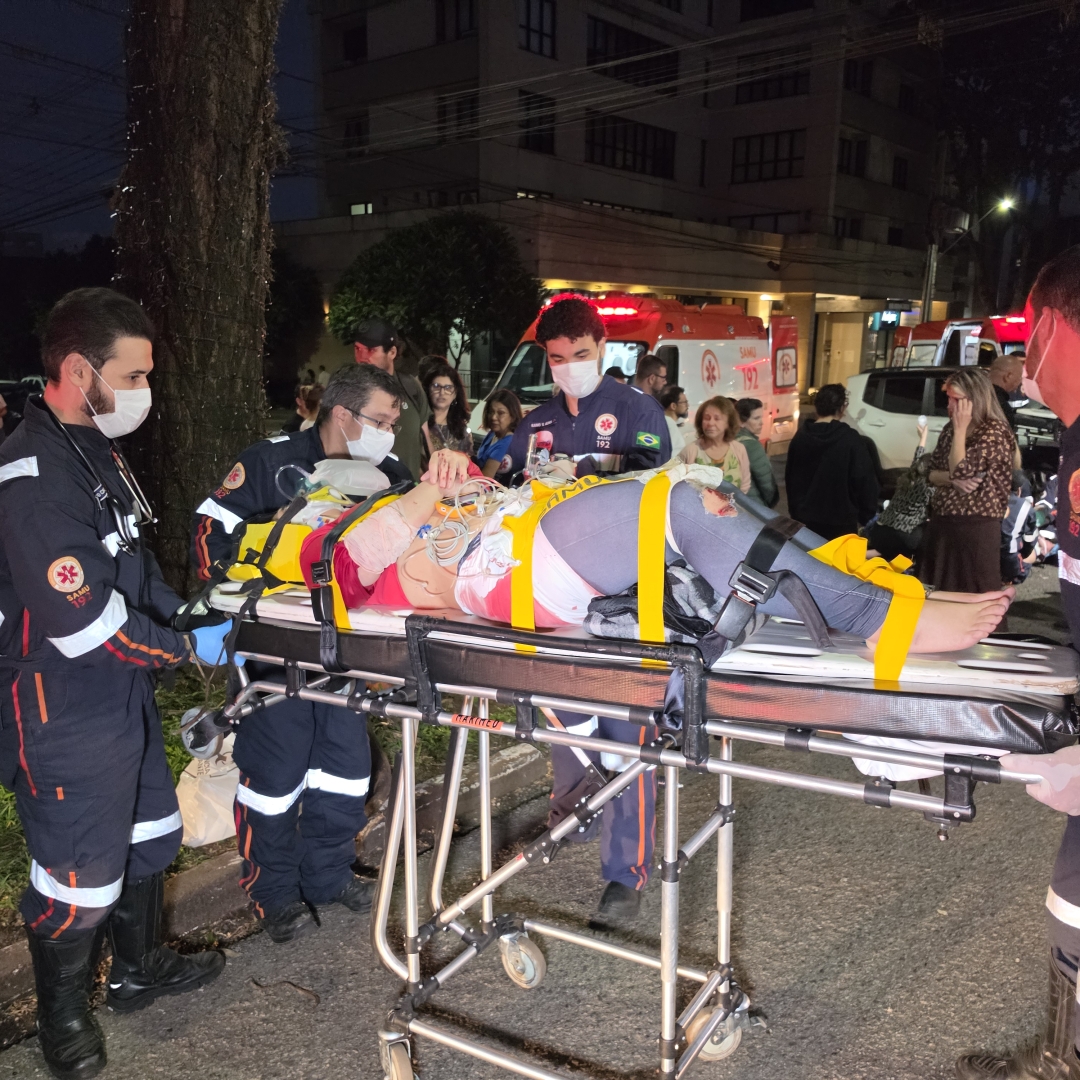 Violenta batida entre moto e Jeep deixa duas pessoas em estado grave na Avenida Humaitá