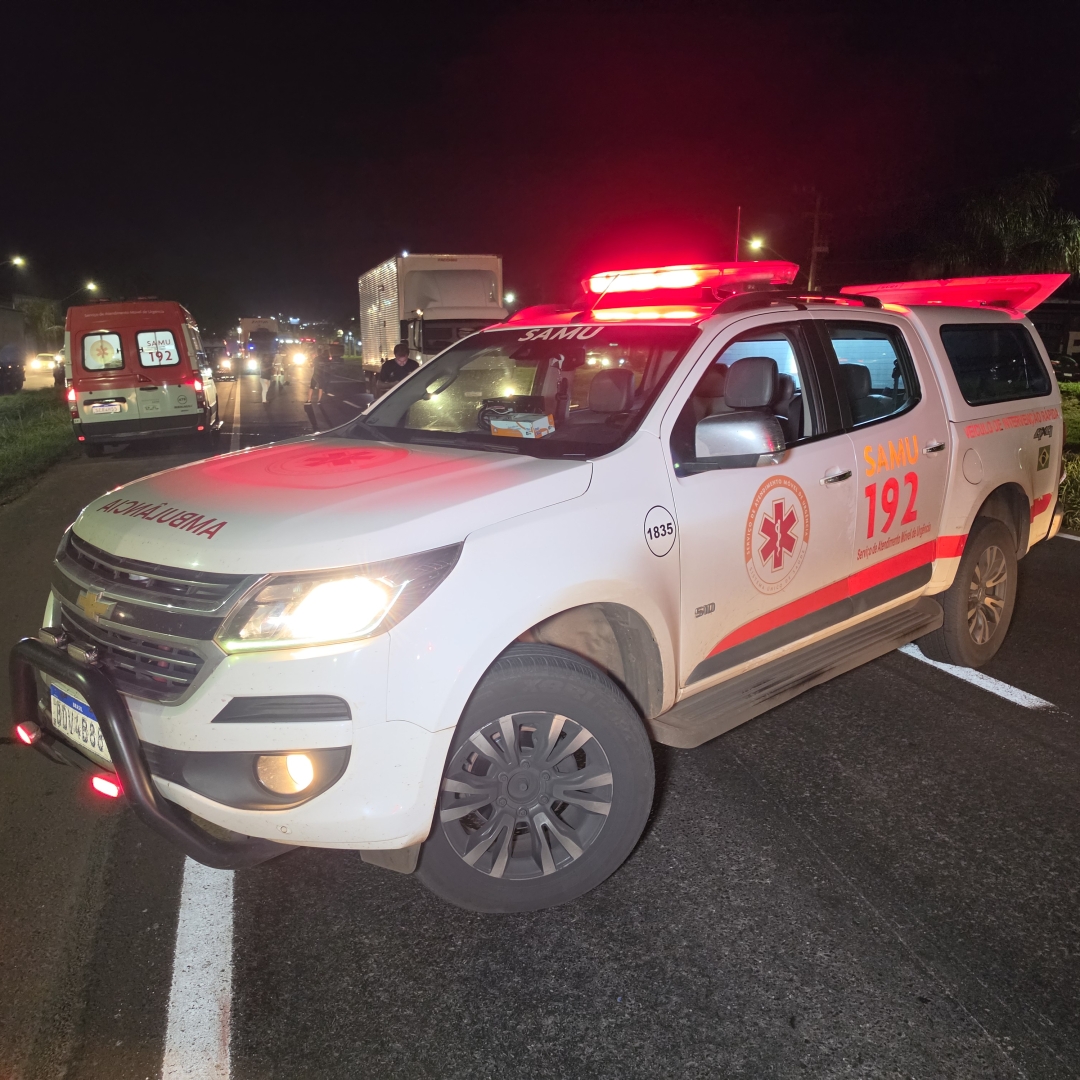 Atropelamento na BR-376 deixa pedestre morto e motociclista de 50 anos entre a vida e a morte