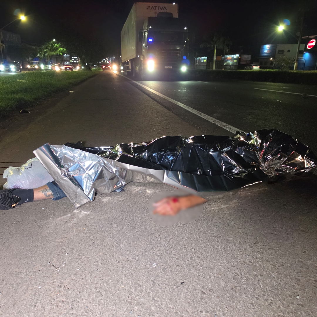 Atropelamento na BR-376 deixa pedestre morto e motociclista de 50 anos entre a vida e a morte