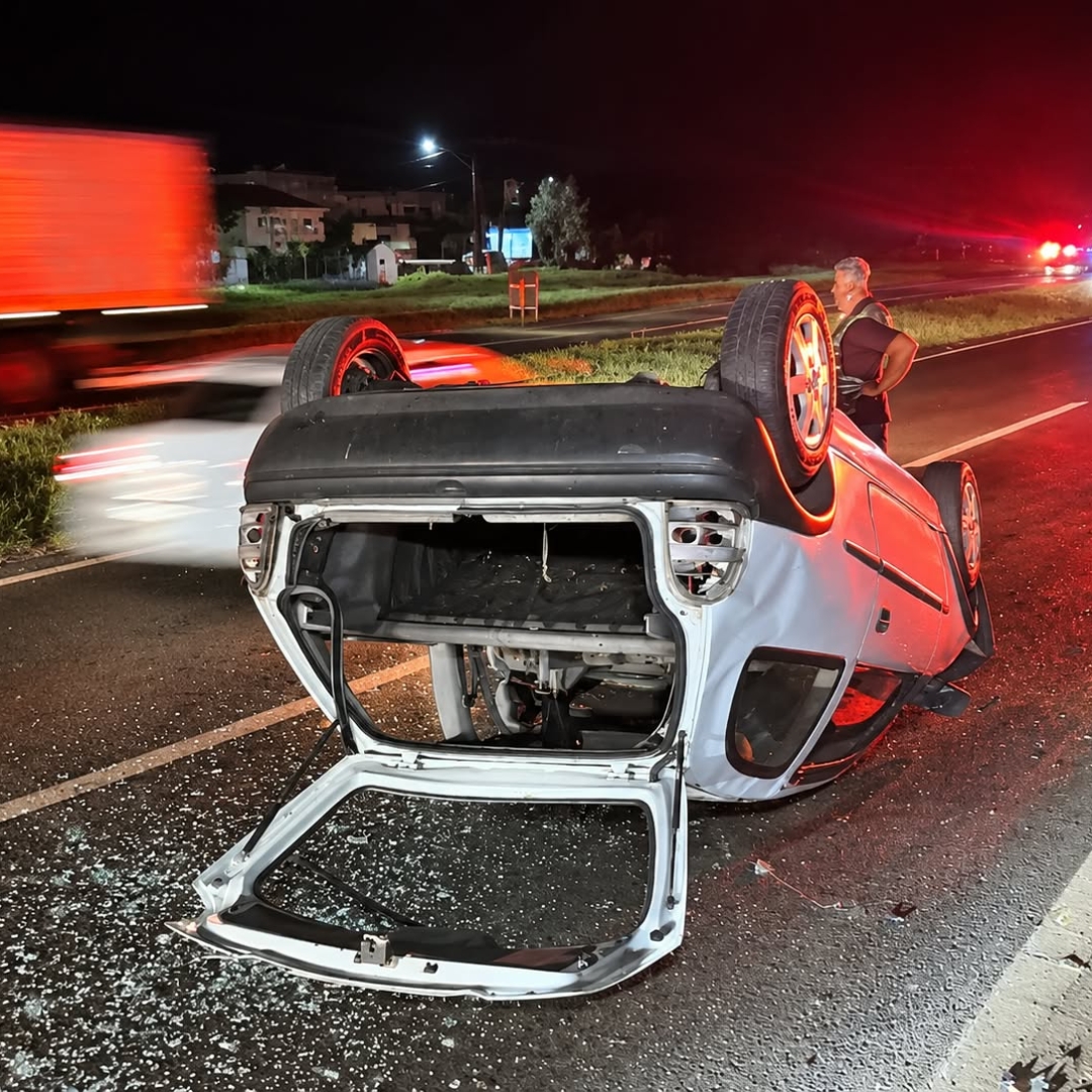Motorista de 30 anos escapa de ferimentos graves após capotar Corsa na PR-317, em Maringá