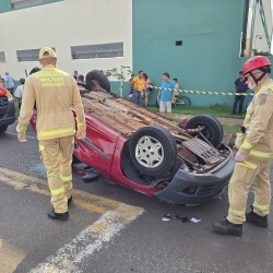 Três mulheres e um homem ficam feridos em capotamento no Conjunto Requião