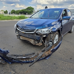 Três mulheres e um homem ficam feridos em capotamento no Conjunto Requião