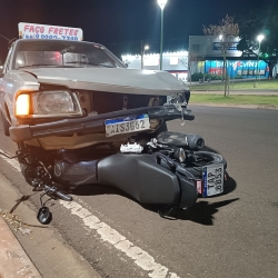 Motociclista fica ferido após moto parar debaixo de automóvel