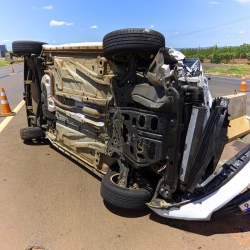 Pessoas ficam feridas após batida forte entre dois carros na PR-317