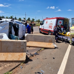 Pessoas ficam feridas após batida forte entre dois carros na PR-317