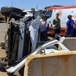 Pessoas ficam feridas após batida forte entre dois carros na PR-317