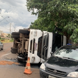 Caminhão de reciclagem tomba na cidade de Maringá