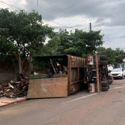 Caminhão de reciclagem tomba na cidade de Maringá