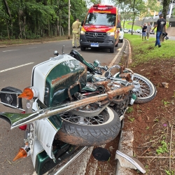 Homem pilotando moto de grande porte sofre acidente grave em Maringá