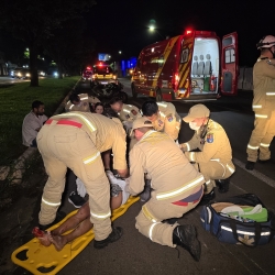 Mulher de 54 anos sofre acidente grave ao ser atropelada por moto em Maringá