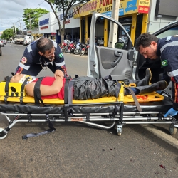 Motociclista de 27 anos sofre acidente grave na Avenida Colombo