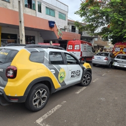 Socorrista escapa por um triz de ser atropelado por carro