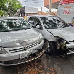 Socorrista escapa por um triz de ser atropelado por carro