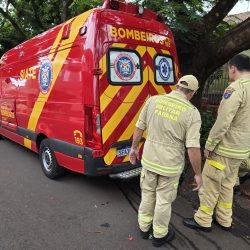 Socorrista escapa por um triz de ser atropelado por carro