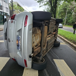 Motorista decide manobra de última hora e acaba provocando acidente em Maringá