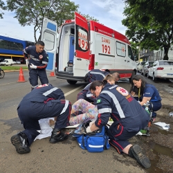 Senhora de 77 anos sofre acidente grave ao ser atropelada por moto na Colombo