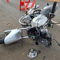 Senhora de 77 anos sofre acidente grave ao ser atropelada por moto na Colombo