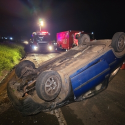 Homem visivelmente embriagado capota carro no Contorno Norte