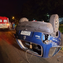 Homem visivelmente embriagado capota carro no Contorno Norte