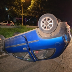 Homem visivelmente embriagado capota carro no Contorno Norte