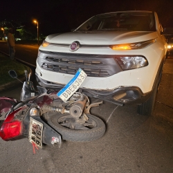 Moto fica debaixo de utilitário após colisão no Jardim dos Pássaros