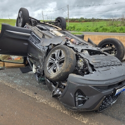 Três mulheres são socorridas após carro capotar no Contorno Norte