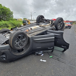 Três mulheres são socorridas após carro capotar no Contorno Norte