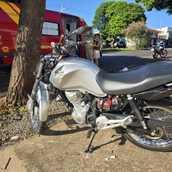 Jovem de 19 anos é entubado após bater moto contra lixeira