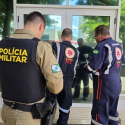 Em 'dia de fúria', homem invade empresa e destrói vidros com uso de martelo