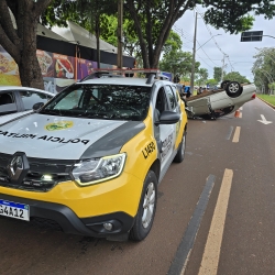 Mulher fica ferida ao capotar automóvel na Avenida Gastão Vidigal