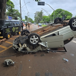 Mulher fica ferida ao capotar automóvel na Avenida Gastão Vidigal