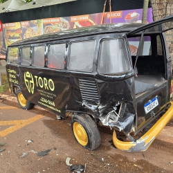 Mulher fica ferida ao capotar automóvel na Avenida Gastão Vidigal