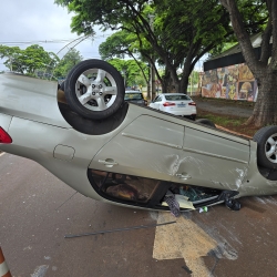 Mulher fica ferida ao capotar automóvel na Avenida Gastão Vidigal