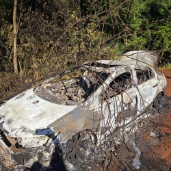 Corpo carbonizado é encontrado dentro de porta-malas de veículo