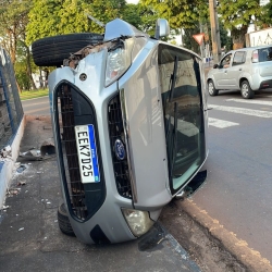 Família sofre acidente após tombar automóvel em Maringá