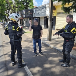 Motorista com habilitação suspensa e embrigado é detido após realizar manobras perigosas com veículo