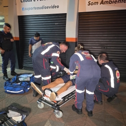 Homem, em situação de rua, é ferido por facada no centro de Maringá 