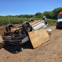 Homem de 48 anos morre ao capotar veículo em estrada de chão em Sarandi