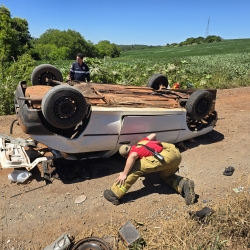 Homem de 48 anos morre ao capotar veículo em estrada de chão em Sarandi