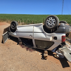 Homem de 48 anos morre ao capotar veículo em estrada de chão em Sarandi