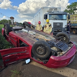 Homem fica ferido após capotar carro na rodovia PR-317